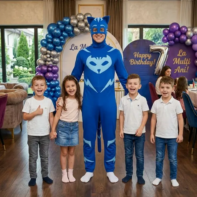 Animator în costum albastru Catboy, cu cască/mască strânsă pe cap și copii alături.